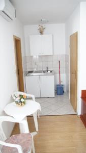 Kuchyň nebo kuchyňský kout v ubytování Apartmani Šipić , Bilo - Primošten