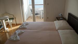 Postel nebo postele na pokoji v ubytování Apartmani Šipić , Bilo - Primošten