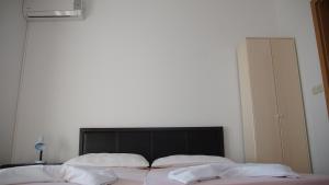 Postel nebo postele na pokoji v ubytování Apartmani Šipić , Bilo - Primošten