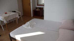 Postel nebo postele na pokoji v ubytování Apartmani Šipić , Bilo - Primošten