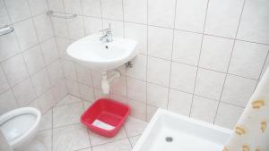 Koupelna v ubytování Apartmani Šipić , Bilo - Primošten