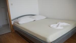 Postel nebo postele na pokoji v ubytování Apartmani Šipić , Bilo - Primošten