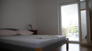 Postel nebo postele na pokoji v ubytování Apartmani Šipić , Bilo - Primošten