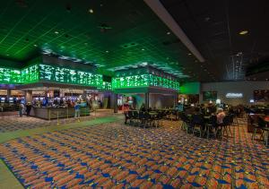een casino lobby met groene lichten op het plafond bij Cypress Bayou Casino Hotel in Franklin