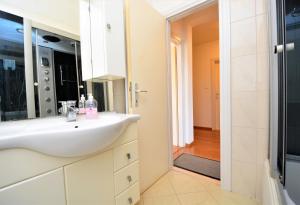Koupelna v ubytování Apartments Miro