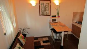 a small kitchen with a small table with a microwave at Cabañas Te Maori in Hanga Roa