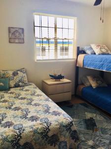 1 dormitorio con 2 camas y ventana en El Poblado Boquerón Cabo Rojo en Boqueron