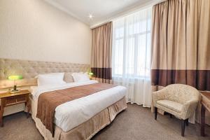 A bed or beds in a room at Historic Hotel Central