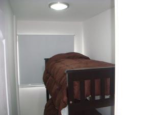 a small bedroom with a bed in the corner at Pinamar Alquilo Departamentos Frente Al Mar in Ostende