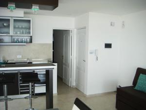 a kitchen with a counter and a counter top at Pinamar Alquilo Departamentos Frente Al Mar in Ostende