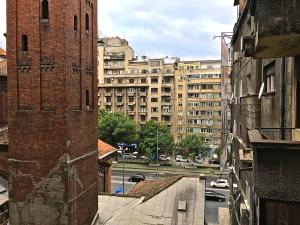 vista su una strada cittadina con edifici sullo sfondo di Conta Apartment a Bucarest