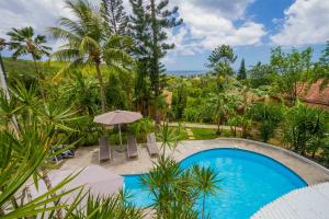 ein Bild eines Pools in einem Resort in der Unterkunft Carre Royal in Deshaies