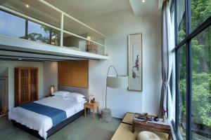 Postel nebo postele na pokoji v ubytování Guilin HeShe Lakeside Resort-Free pick up service stay two nights
