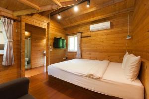 a bedroom with a bed in a wooden cabin at Locasu in Datong