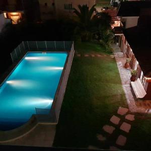 ビージャ・ヘセルにあるSaint Florentin Frente Al Marの夜の裏庭のプール +25枚の写真