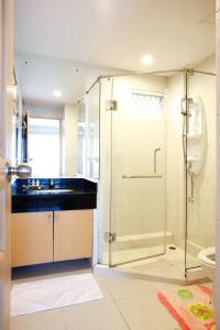 Un baño con ducha, lavabo e inodoro. en Chaidee Mansion, en Bangkok