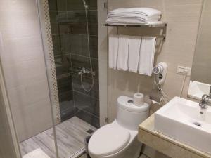 Koupelna v ubytování Maple Hotel