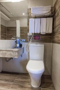 Koupelna v ubytování Maple Hotel