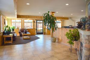 een lobby met een woonkamer met een plant bij SureStay Plus Hotel by Best Western Gold Beach in Gold Beach