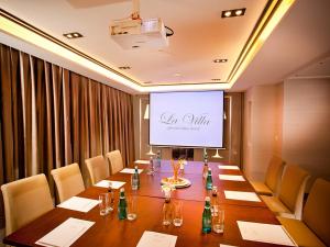 a conference room with a long table and a screen at Hotel La Villa in Istanbul