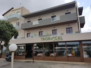 ein Gebäude mit einem Motorrad, das davor geparkt ist in der Unterkunft Tropical Beach B in Ammoudara