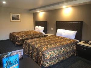 A bed or beds in a room at La Mirage Inn LAX Airport