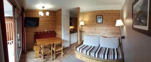 - une chambre avec un lit et une table dans l'établissement CMD Méribel, à Méribel