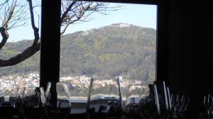 Uma vista geral da montanha ou uma vista da montanha a partir da casa de hóspedes