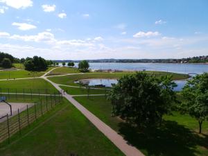 een luchtzicht op een park met een meer bij Cozy apartment with a wonderful lake view in Telšiai