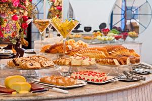 una mesa llena de muchos tipos de alimentos diferentes en Hotel Gramado Palace, en Gramado