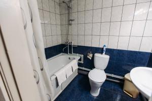 ヴェリスクにあるKayut Companiya Hotelのバスルーム(トイレ、バスタブ、シンク付)