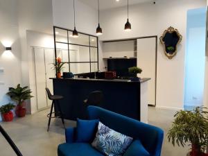 a living room with a blue couch and a counter at Casa Roger in Naples