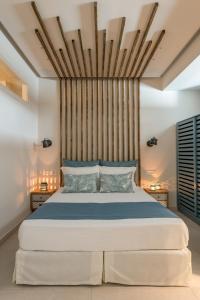 Giường trong phòng chung tại Ambeli Luxury Villa