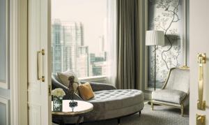 Area tempat duduk di Four Seasons Hotel Jakarta