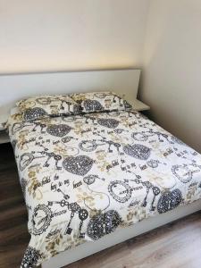 ein Bett mit einer Bettdecke darüber in der Unterkunft Holiday House Tesser with Pool in Galižana + 50 Fotos