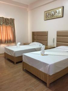 A bed or beds in a room at Meaco Royal Hotel - Lipa