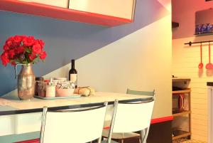 A kitchen or kitchenette at Domus LouLou
