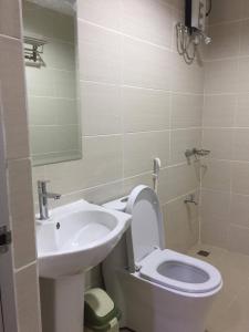 a bathroom with a toilet and a sink at Meaco Royal Hotel - Lipa in Lipa