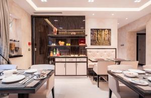 a dining room with a table and chairs at Maison Candia Luxury House in Rome