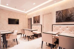 Un restaurante o sitio para comer en Maison Candia Luxury House