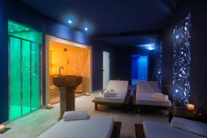 A bed or beds in a room at Hotel De Paris Sanremo