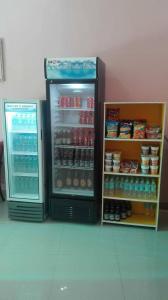 um frigorífico com bebidas e comida numa loja em Meaco Royal Hotel - Tabaco em Tabaco