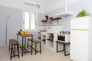 A kitchen or kitchenette at Kalamata Art Rooms