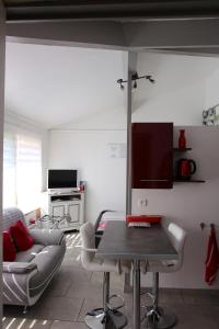 sala de estar con sofá, mesa y TV en Villa Azurella, en Brignoles