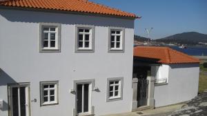 ein weißes Haus mit rotem Dach in der Unterkunft Muralha de Caminha in Caminha