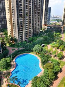 einen Luftblick auf einen Pool in einer Stadt in der Unterkunft Lan House Youth Apartment in Guangzhou