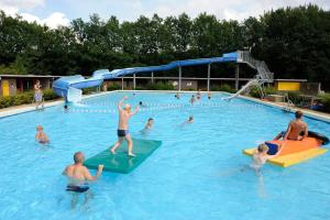 RCN Vakantiepark de Noordster tesisinde veya buraya yakın yüzme havuzu
