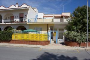 a yellow fence in front of a house at Casa Le Pigne in Avola