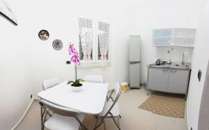A kitchen or kitchenette at Apartment Lake Maggiore - ITALIA