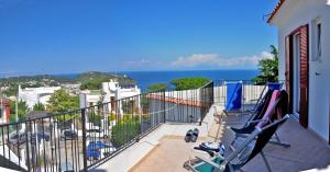 einen Balkon mit Stühlen und Meerblick in der Unterkunft Hotel Residence Villa Teresa in Ischia